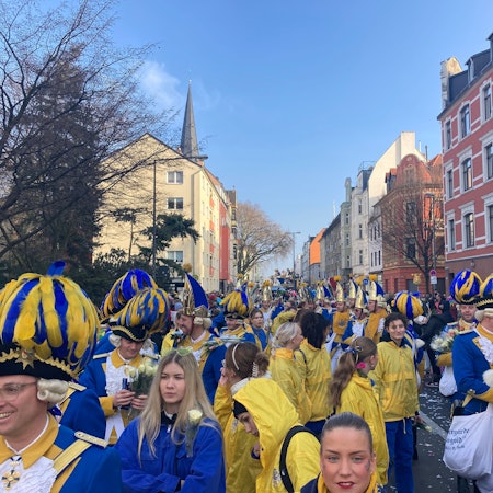 Viele Menschen tragen blau-goldene Uniformen.