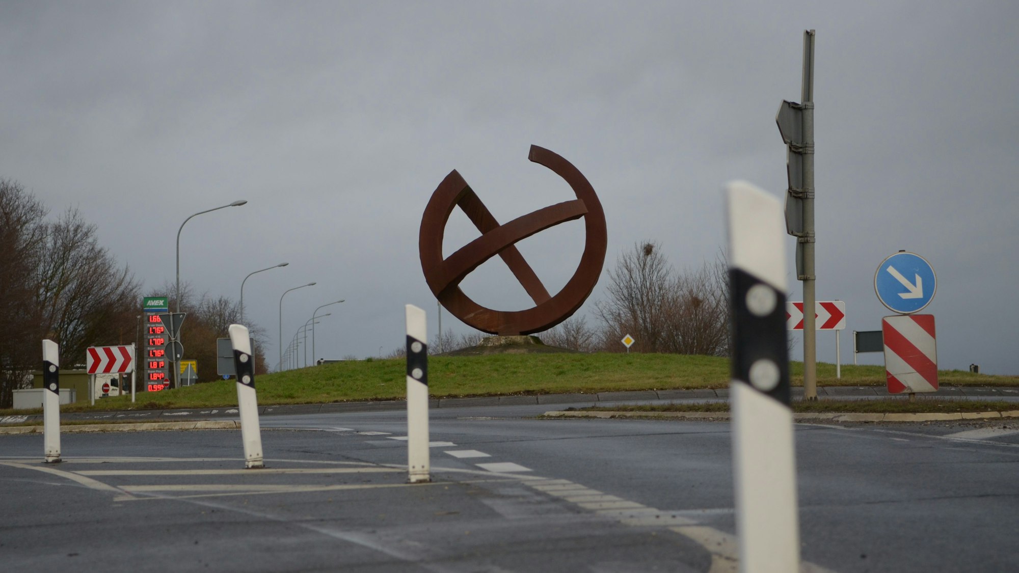 Der Kreisverkehr an der Einfahrt zum Euskirchener Industriegebiet am Silberberg, in dessen Zentrum eine Skulptur steht.