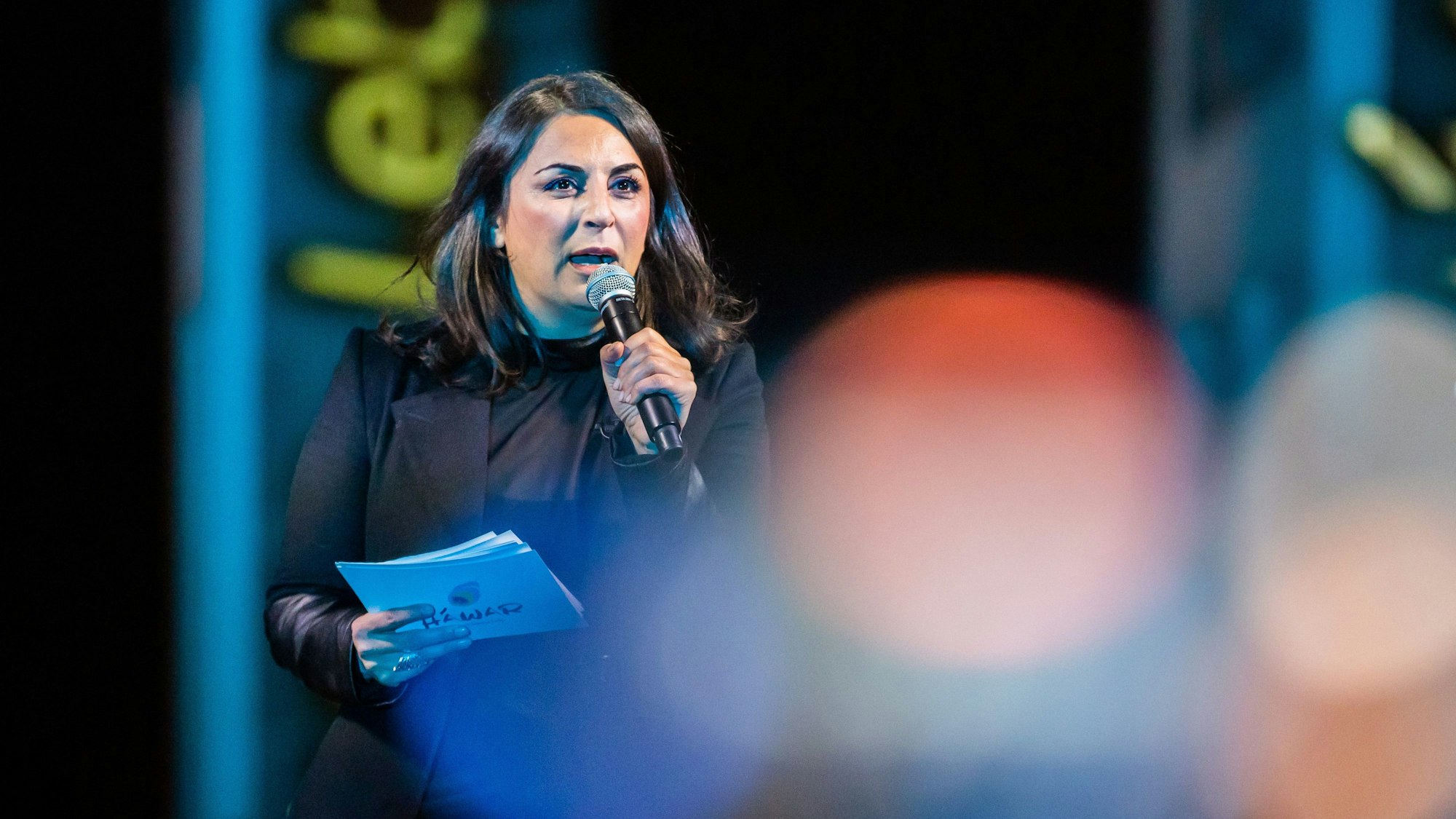 Düzen Tekkal, Menschenrechtsaktivistin, spricht 2022 bei einer Protestaktion am Brandenburger Tor für Solidarität mit den Protesten in Iran.