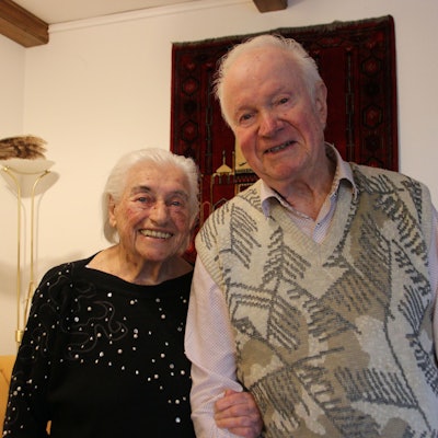 Die Eheleute strahlen in die Kamera.