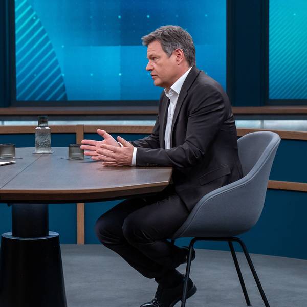 Caren Miosga (l.) und Robert Habeck beim Talk in der ARD. Der Wirtschaftsminister spricht auch über sein Verhältnis zu Christian Lindner.