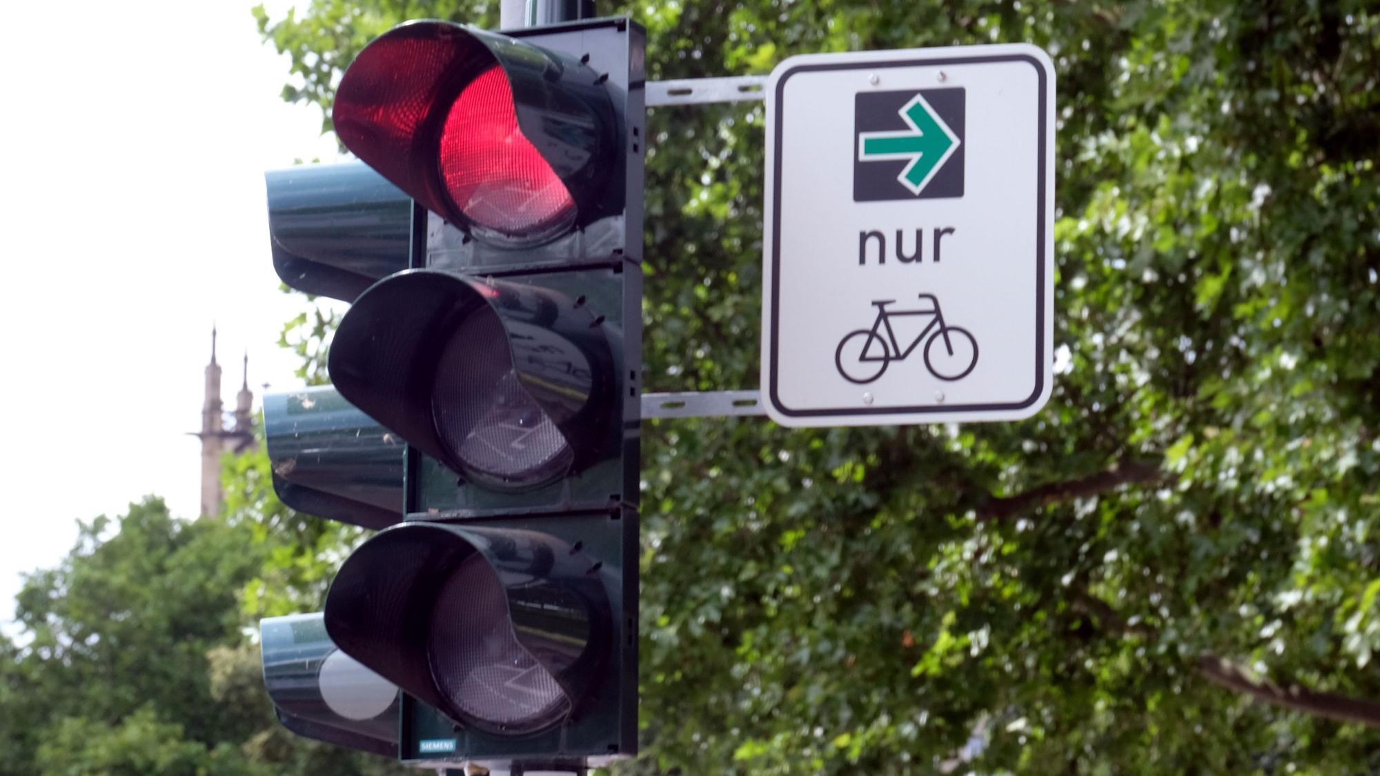 Grünpfeil an einer Ampel am Karthäuserwall