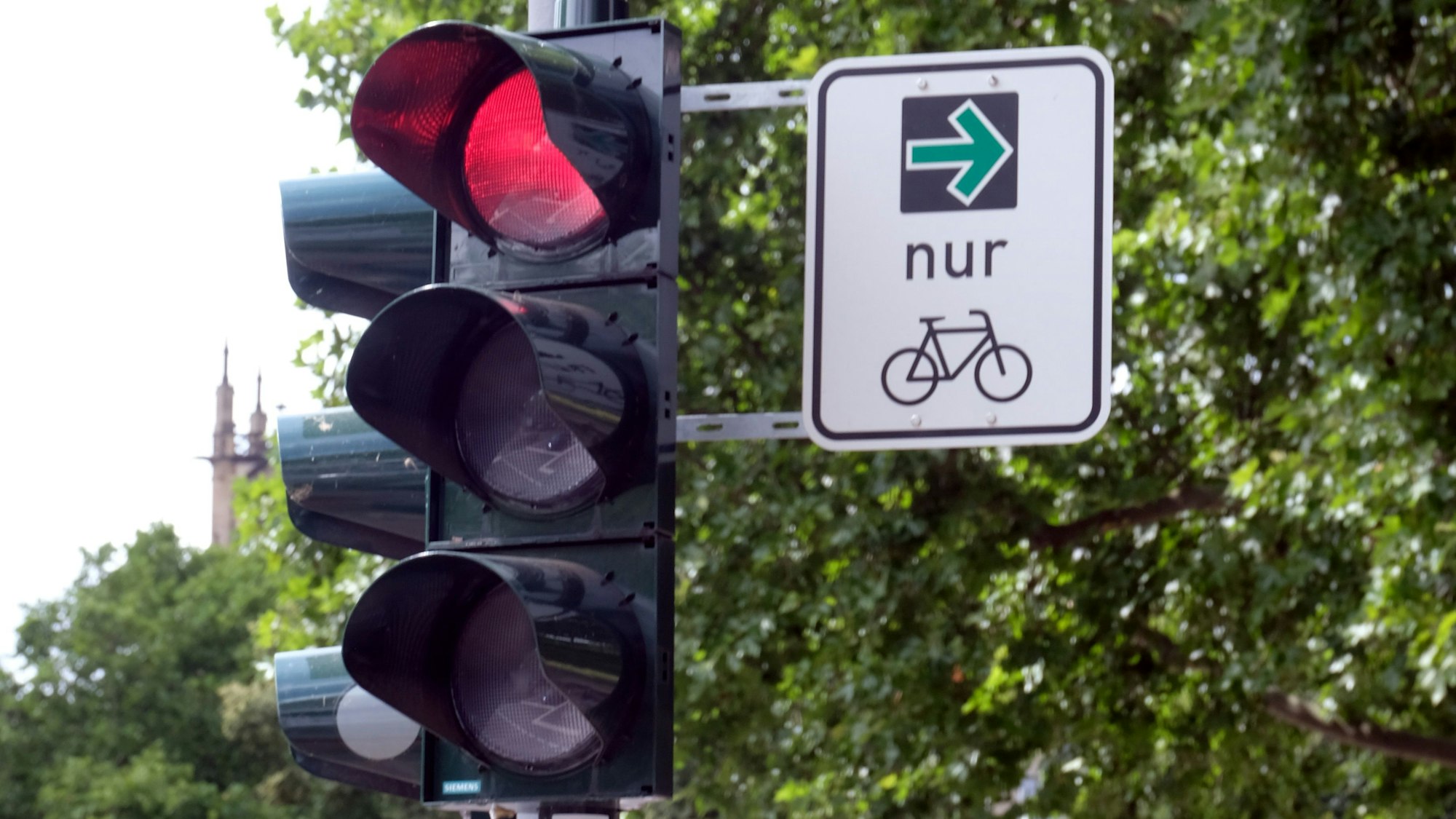 Grünpfeil an einer Ampel am Karthäuserwall