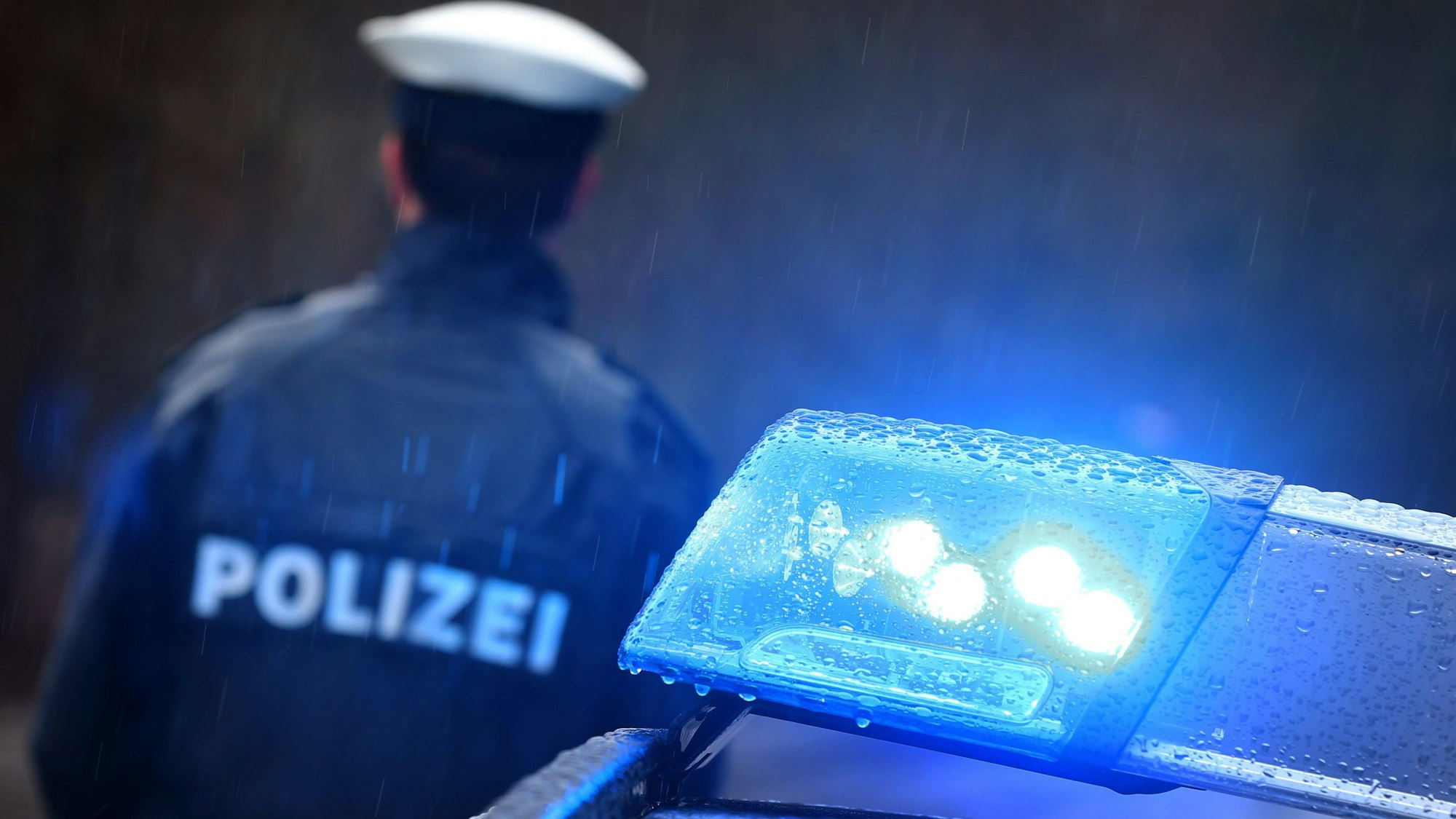 Einem Polizisten versetzte der junge Mann, der zuvor einen Busfahrer bedroht hatte, einen Faustschlag.