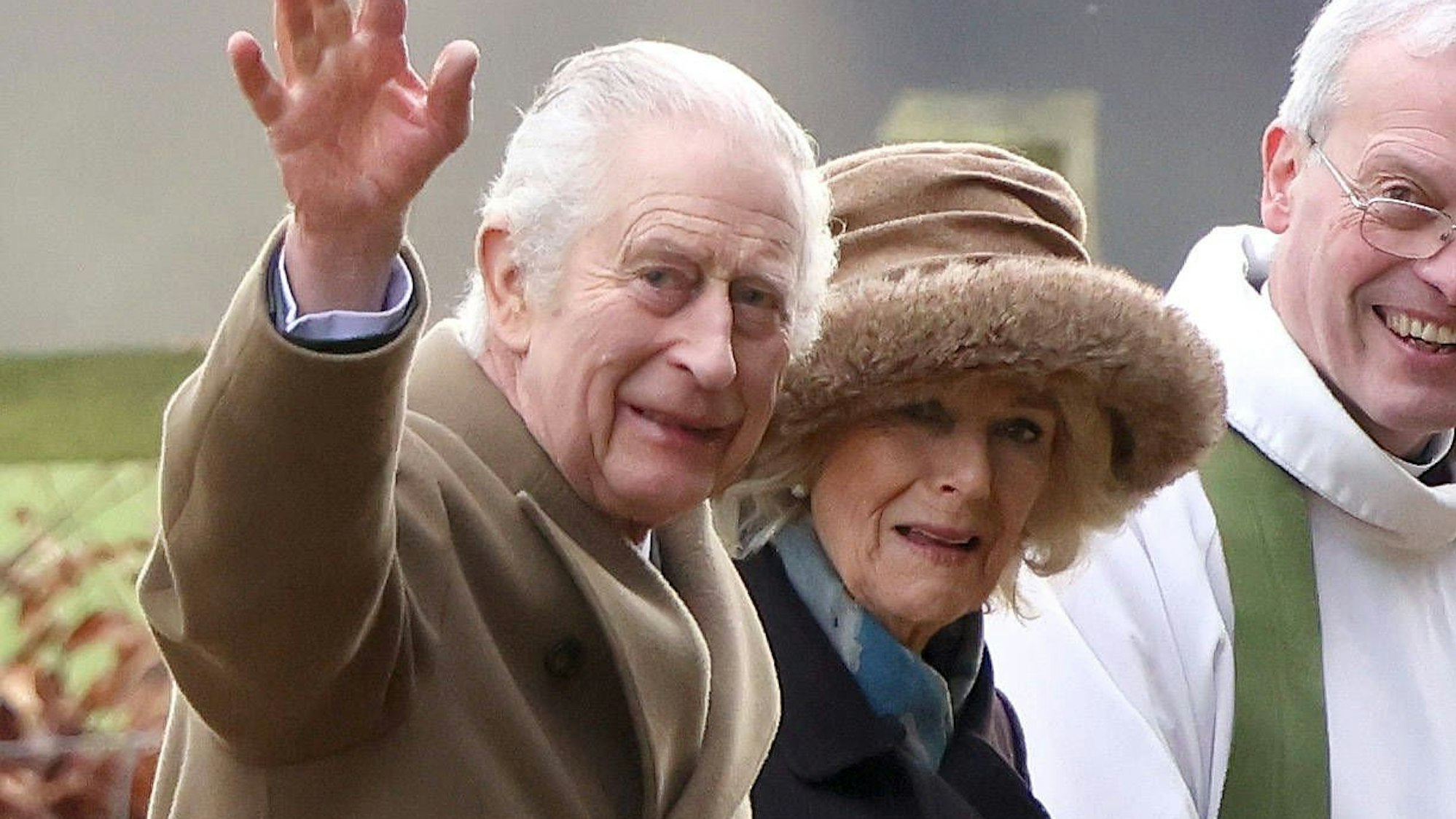 König Charles III. und Königin Camilla nehmen am sonntäglichen Abendmahlsgottesdienst in der Kirche St. Mary Magdalene in Sandringham teil.