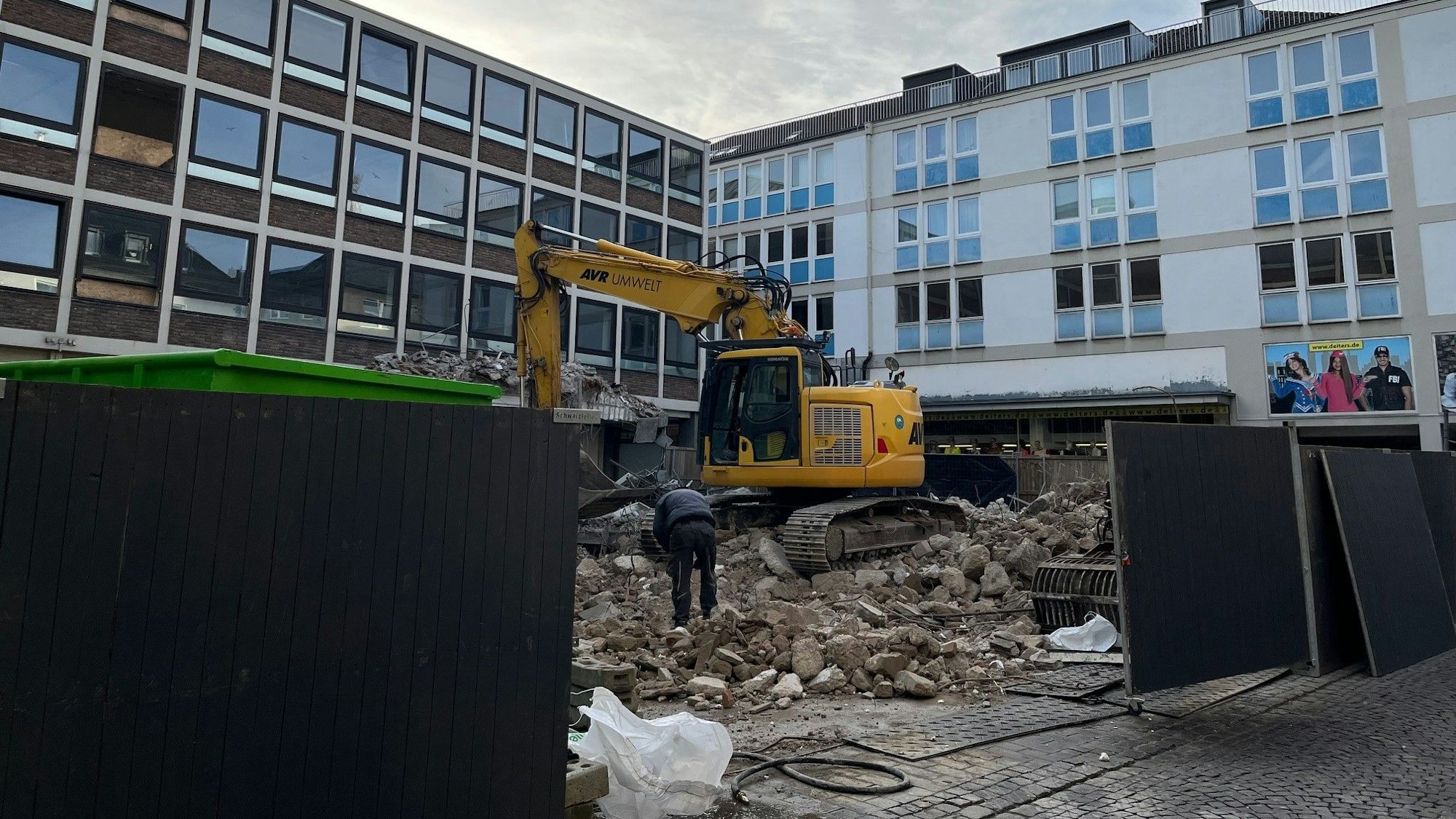 An der Rückseite des Gebäudes läuft der Abbruch schon.