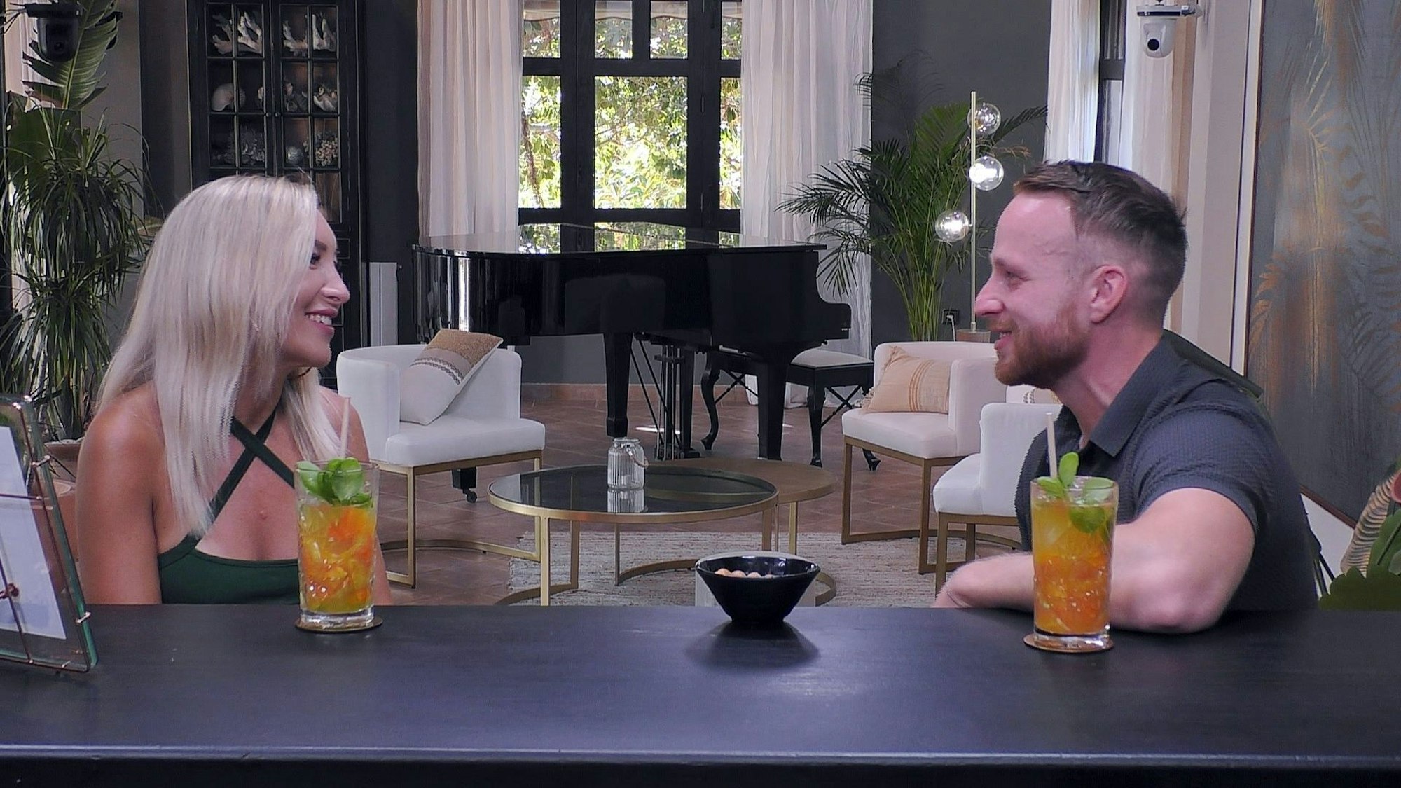 Janine und Simon bei ihrem Date in der Vox-Kuppelshow First Dates Hotel auf Mallorca.