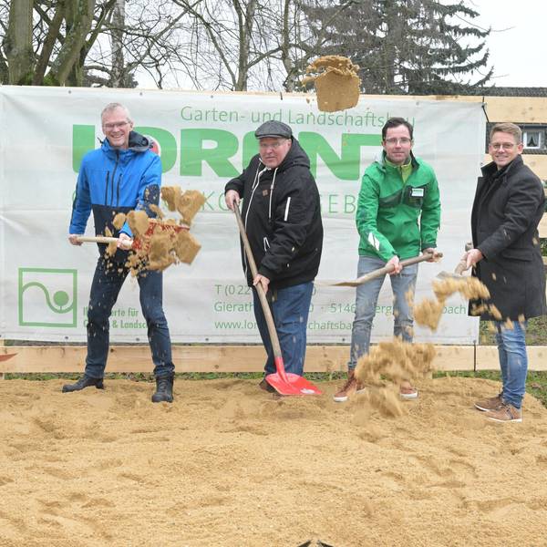 Das Foto zeigt den symbolischen Spatenstich am Refrather Mehrgenerationenpark