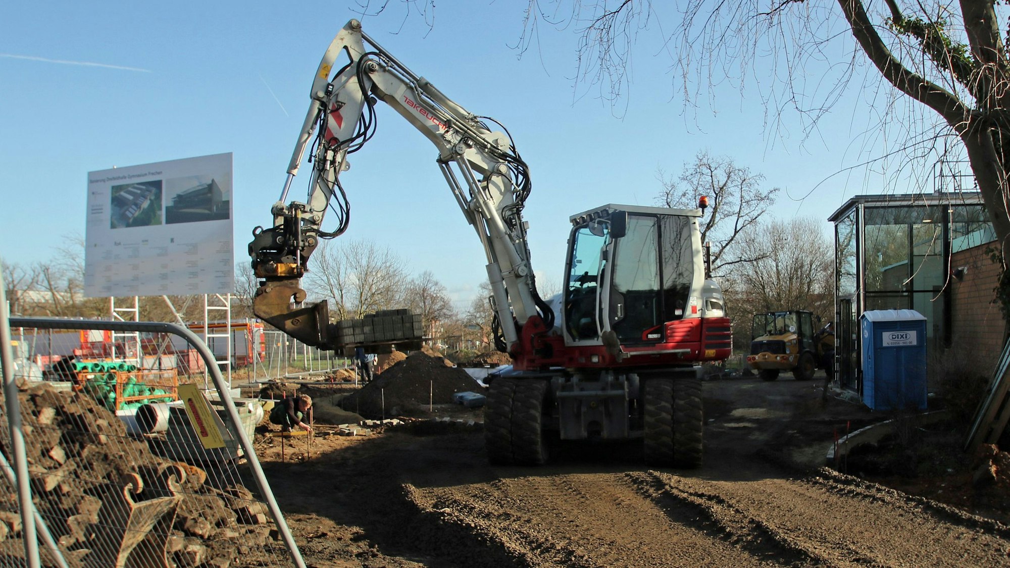 Auf dem Bild ist eine Baustelle mit Bagger zu sehen.