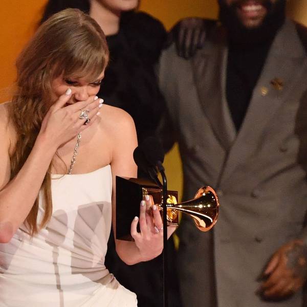 Los Angeles: Taylor Swift nimmt den Preis für das Album des Jahres für „Midnights“ während der Verleihung der 66. jährlichen Grammy Awards entgegen.