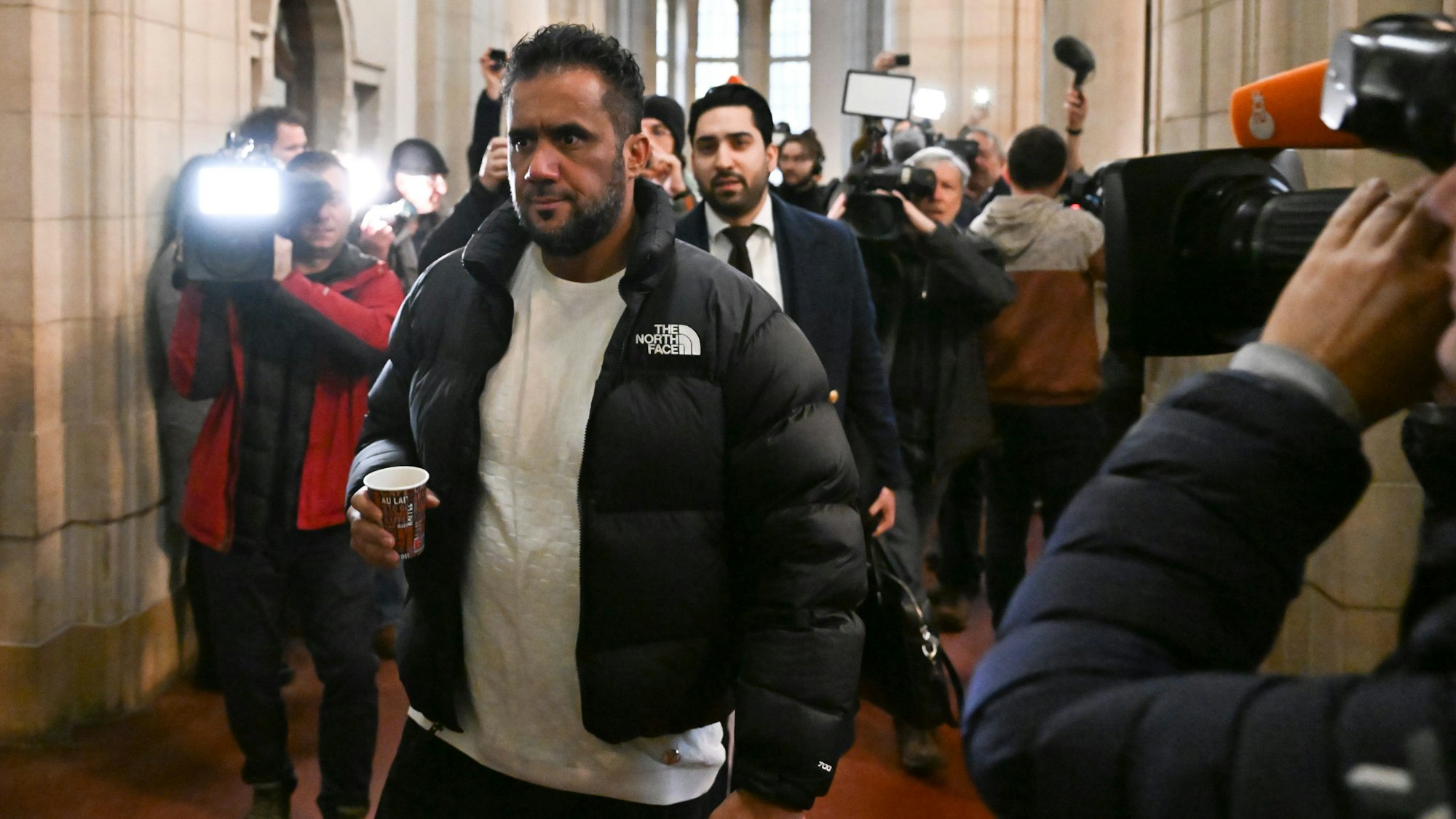 Der Hauptangeklagte Arafat A.-Ch. geht vor der Urteilsverkündung im Prozess gegen den früheren Geschäftspartner von Rapper Bushido zum Saal im Landgericht.