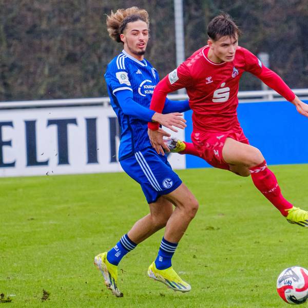 v.l. Nr. 2 TAYLAN BULUT und Nr. 3MATTI WAGNER.
Schalke U19 - Fußball A-Jugend Bundesliga FC Schalke 04 - 1.FC Köln am Sonntag 22. Februar 2024 in Gelsenkirchen.
Foto: Christoph Wojtyczka / Funke Foto Services