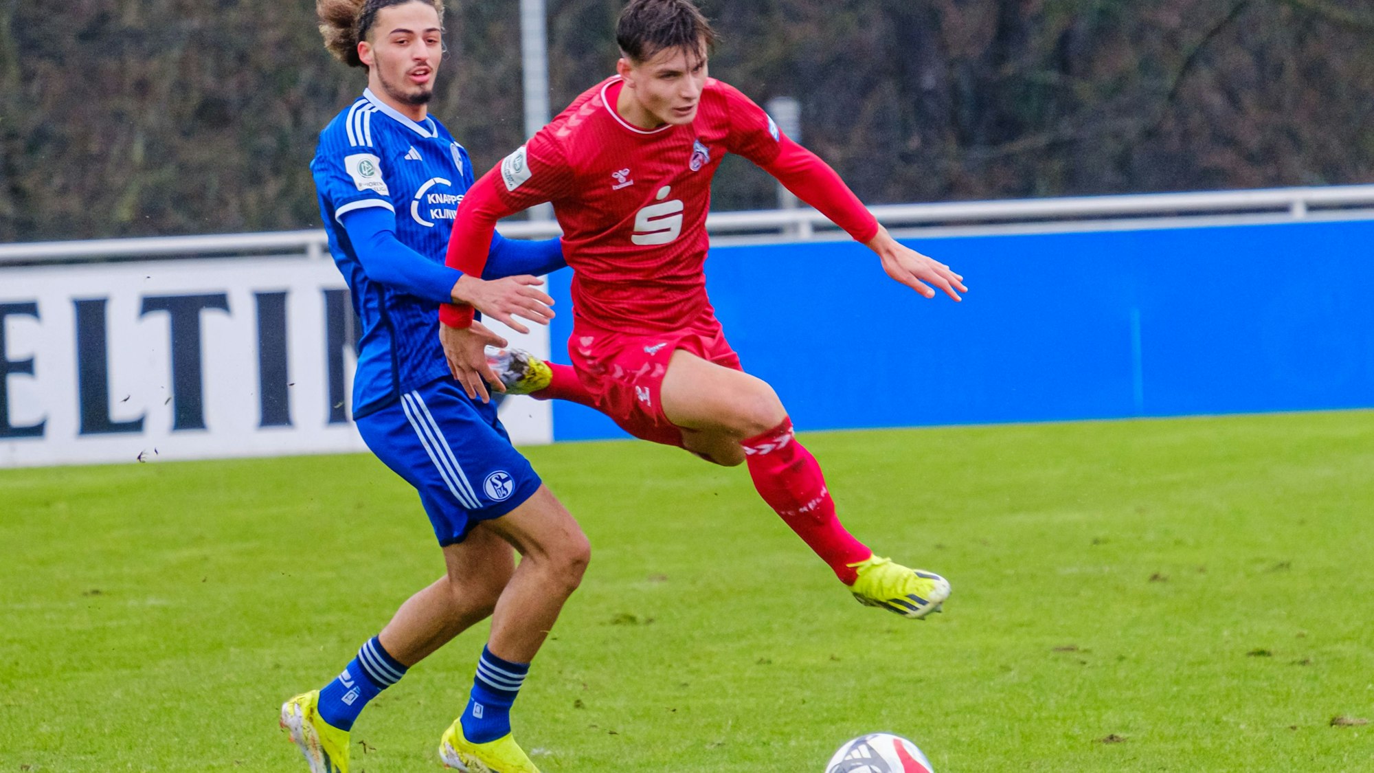 v.l. Nr. 2 TAYLAN BULUT und Nr. 3MATTI WAGNER.
Schalke U19 - Fußball A-Jugend Bundesliga FC Schalke 04 - 1.FC Köln am Sonntag 22. Februar 2024 in Gelsenkirchen.
Foto: Christoph Wojtyczka / Funke Foto Services