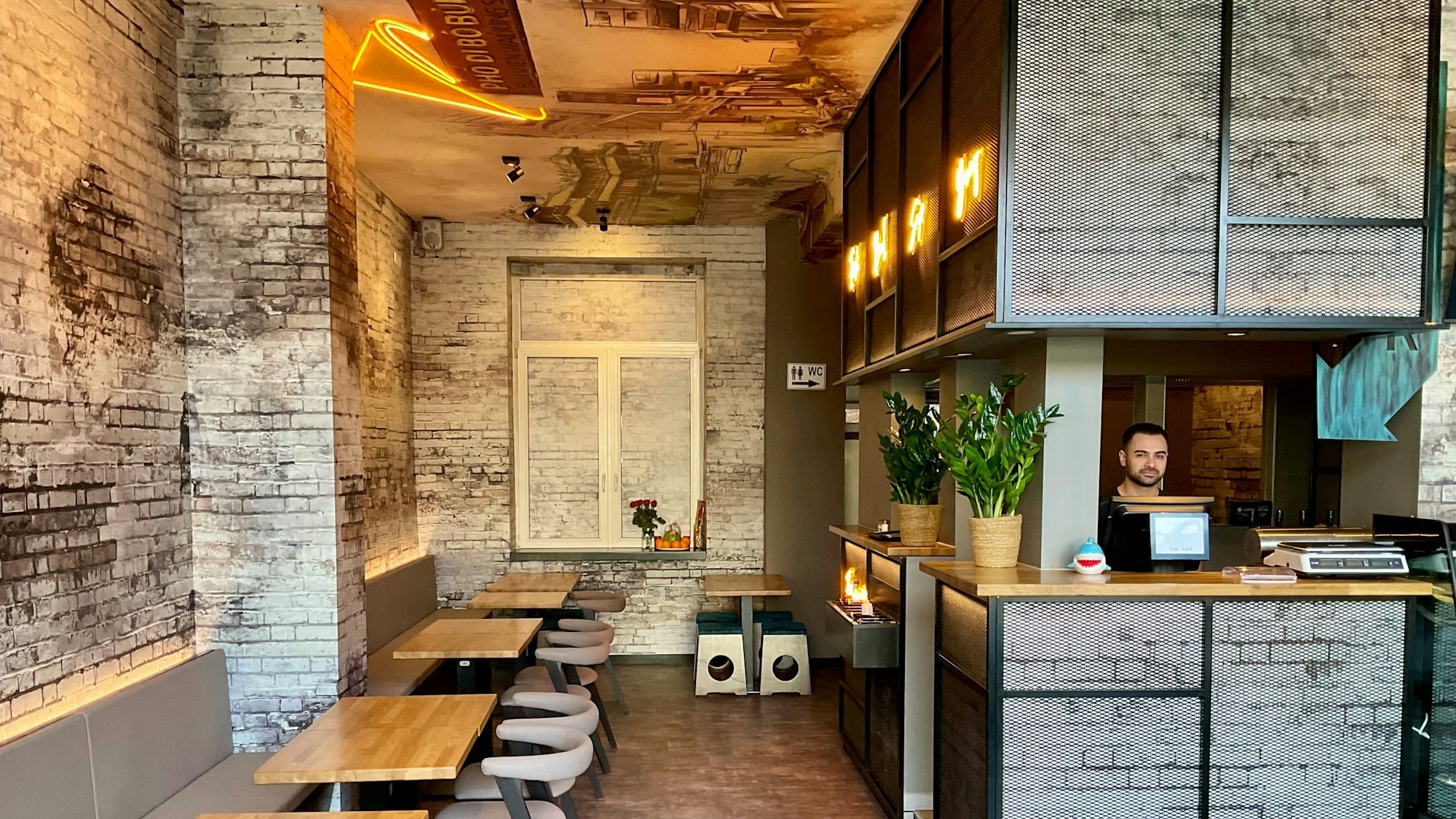 Blick in ein neues Suppen-Restaurant am Chlodwigplatz