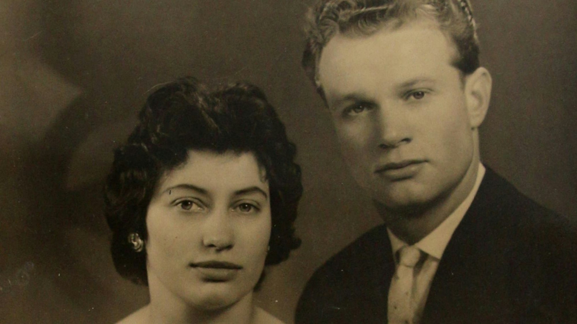 Ein Schwarz-Weiß-Foto zeigt das Paar nach der standesamtlichen Hochzeit.