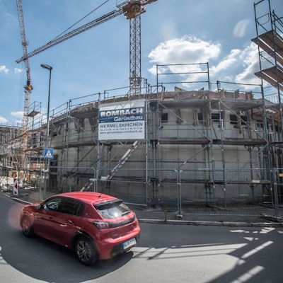 An der Neukirchener Straße entsteht ein Gebäude für Wohnungen und einen Edeka (Archivfoto)