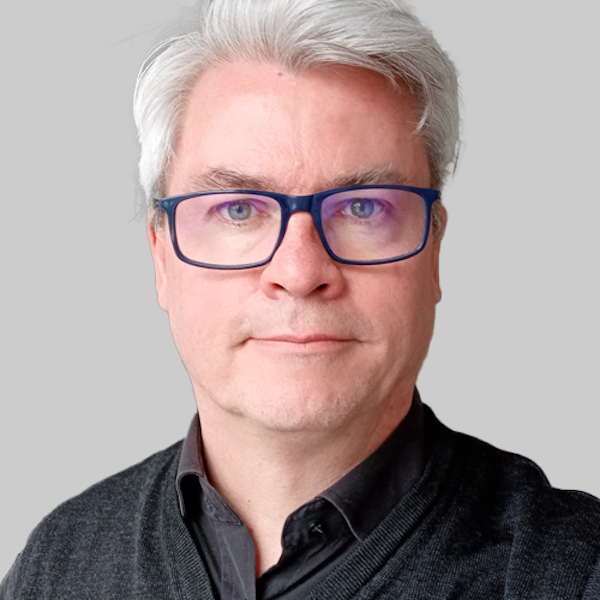 Das Bild zeigt einen Wiesenhang, gesäumt von Wald.