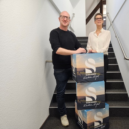 Ingo Pfennings und Bianka Renn stehen auf einer Treppe.