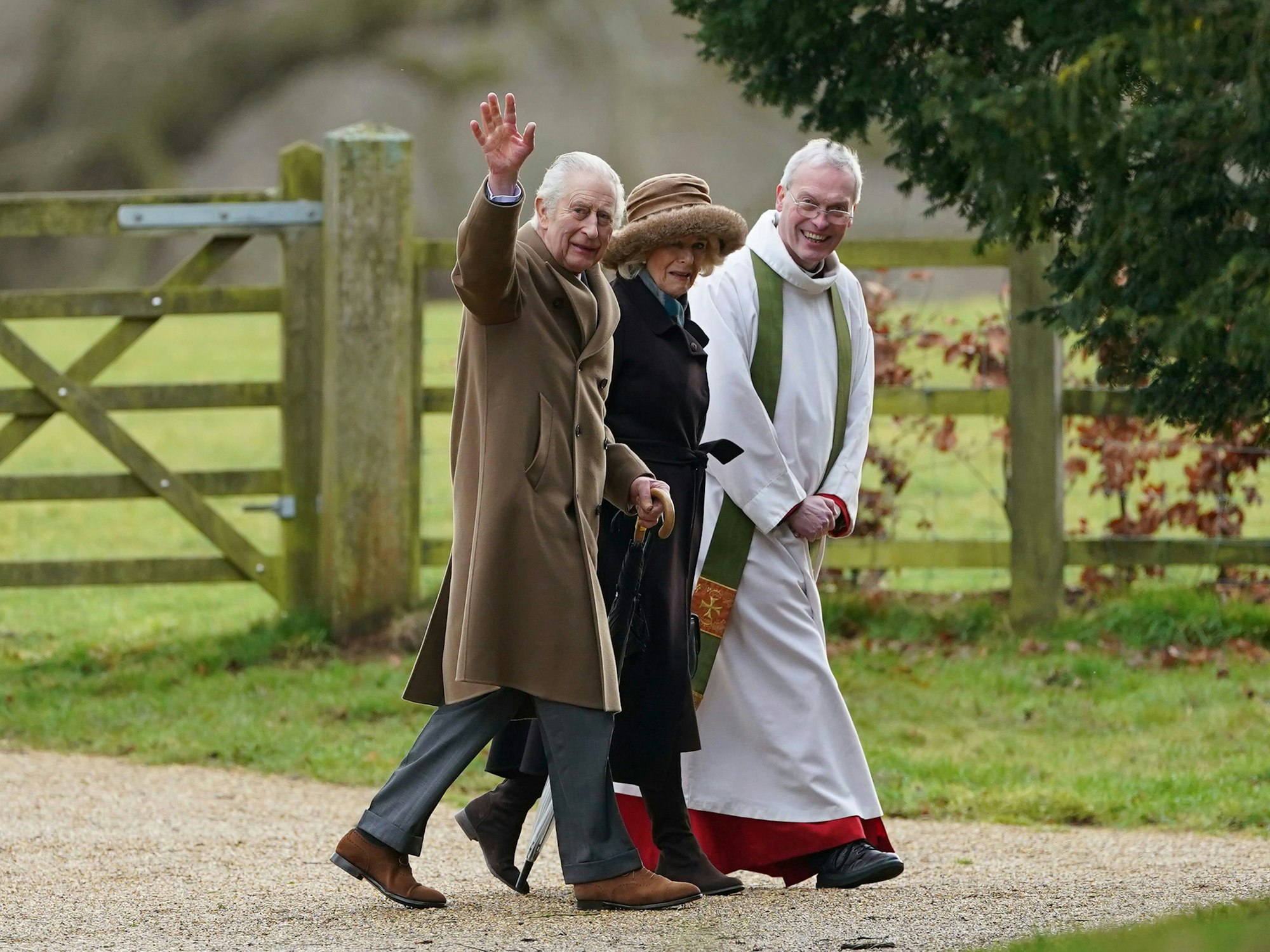 König Charles III. und Königin Camilla nehmen am sonntäglichen Abendmahlsgottesdienst in der Kirche St. Mary Magdalene in Sandringham teil.