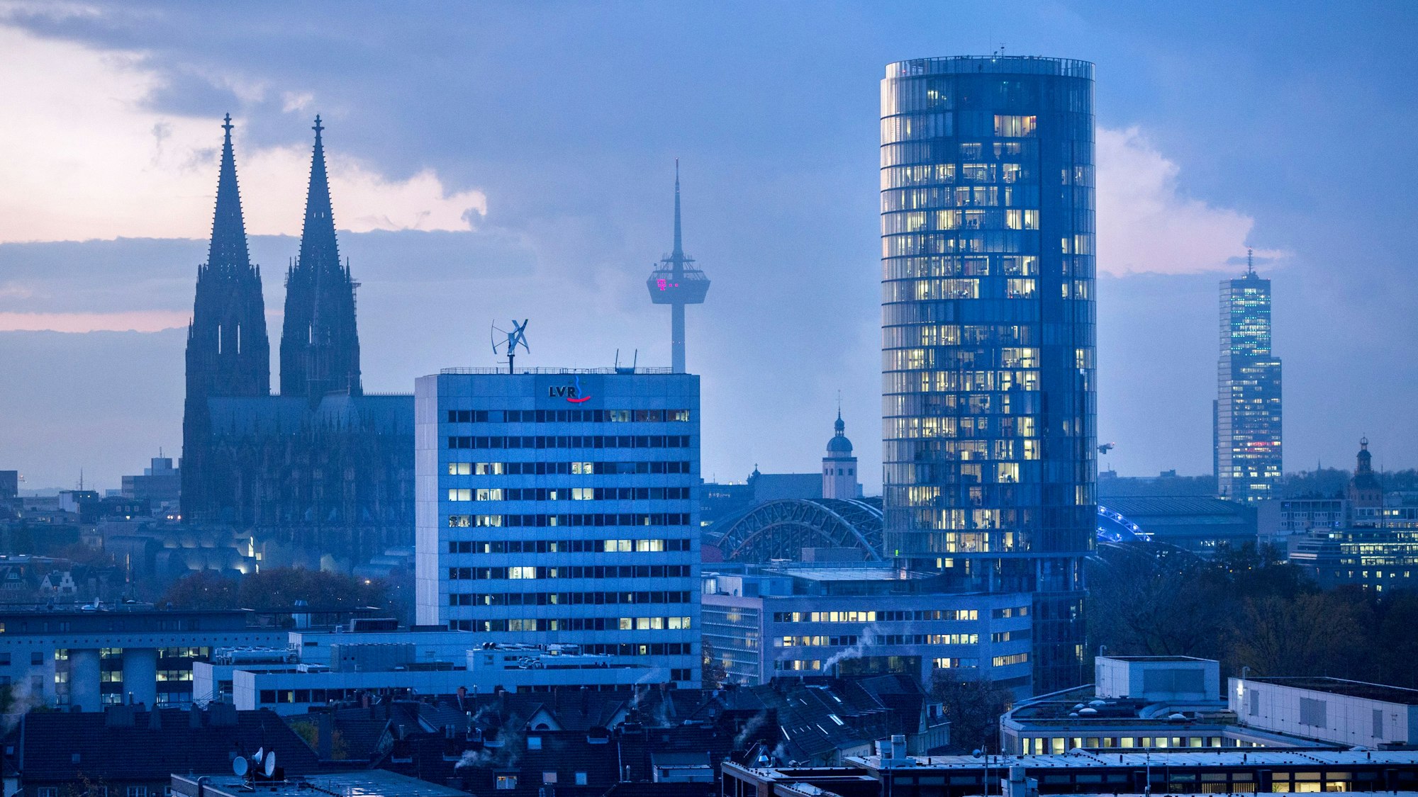 Blick auf die Kölner Skyline mit Dom und LVR-Turm vom Dach der Lanxessarena aus gesehen.