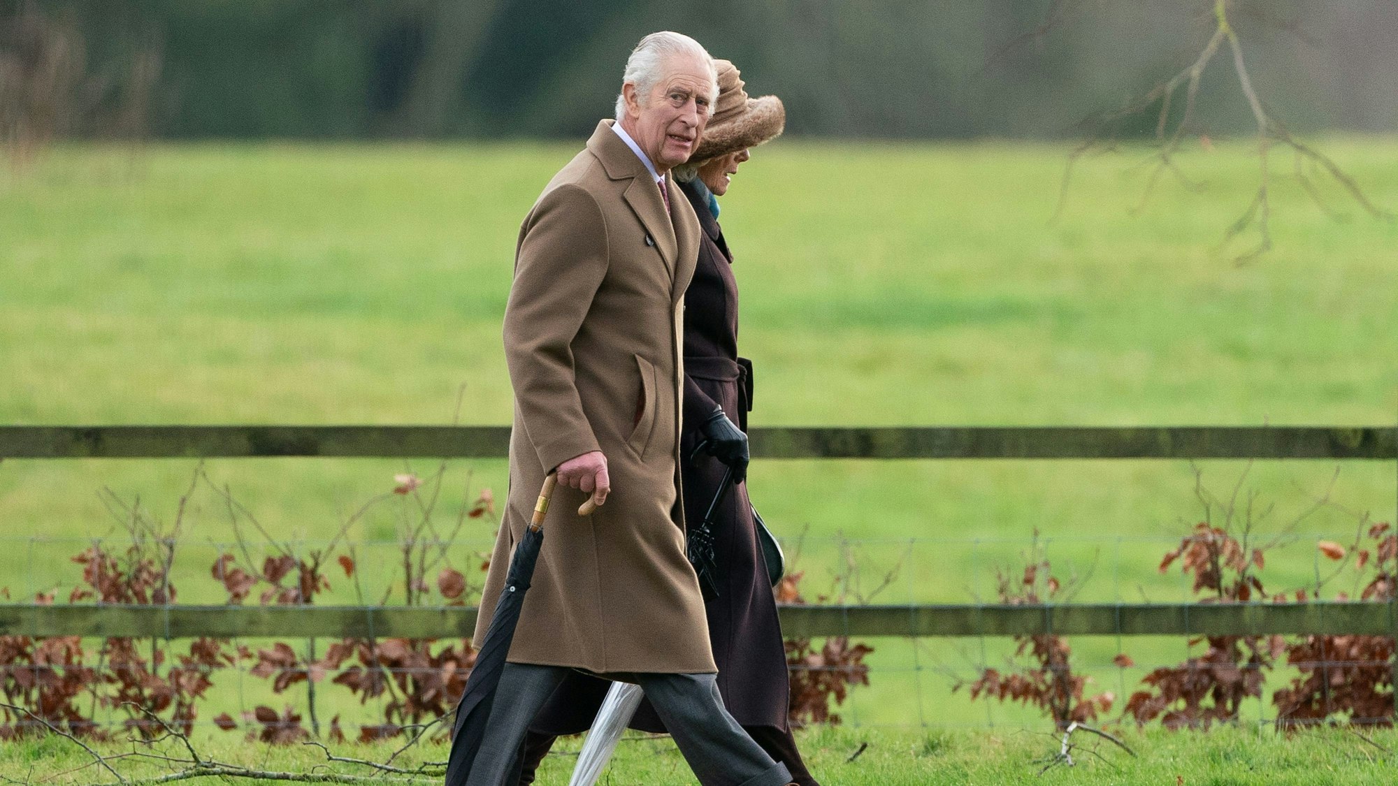 König Charles III. und Königin Camilla kommen zu einem Sonntagsgottesdienst in der St. Mary Magdalene Church.