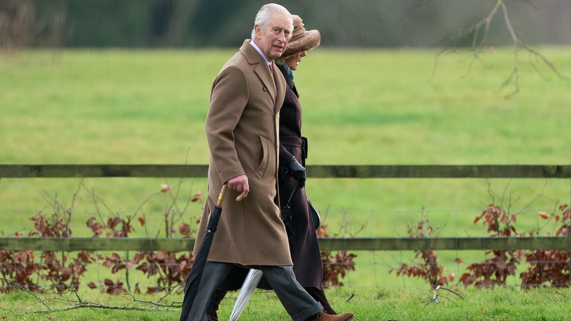 König Charles III. und Königin Camilla kommen am 4. Februar zu einem Sonntagsgottesdienst in der St. Mary Magdalene Church.