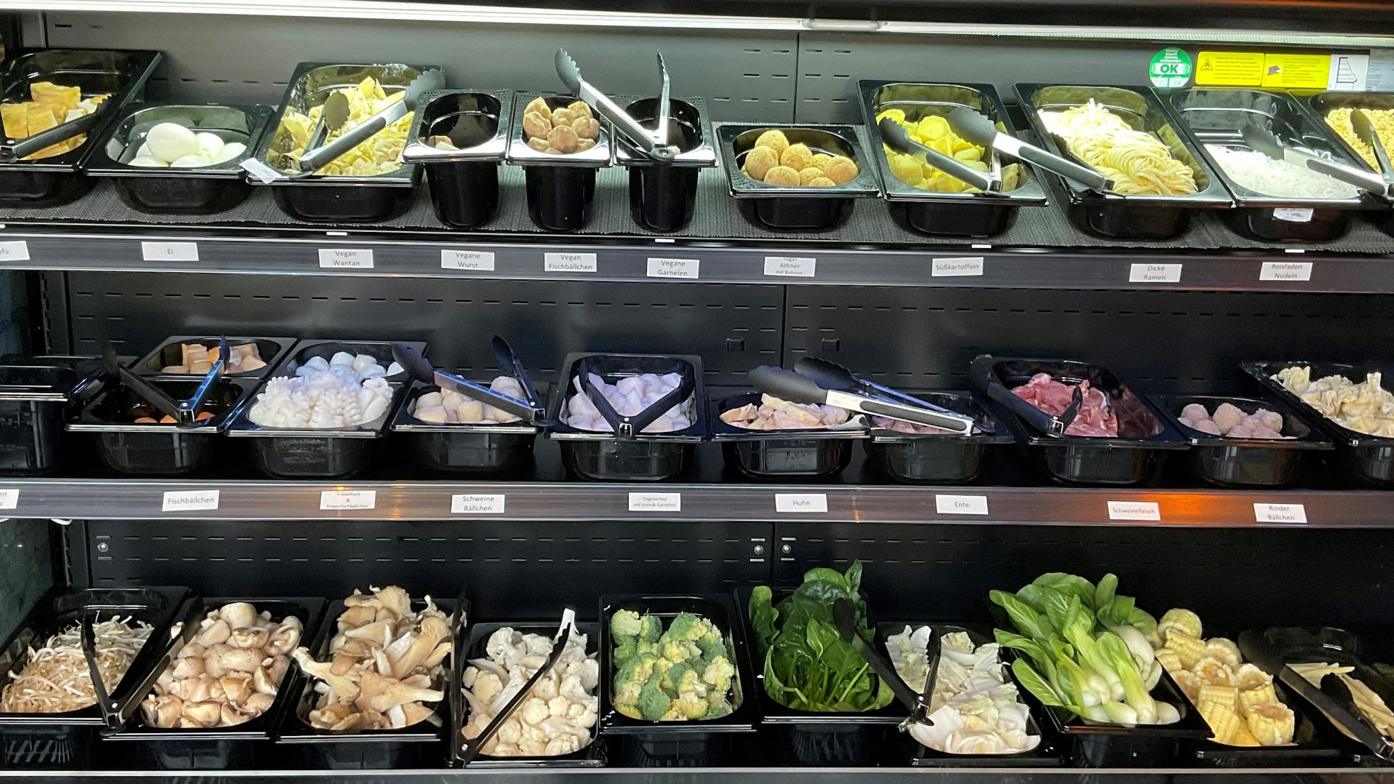 Büfett mit Zutaten für Suppe