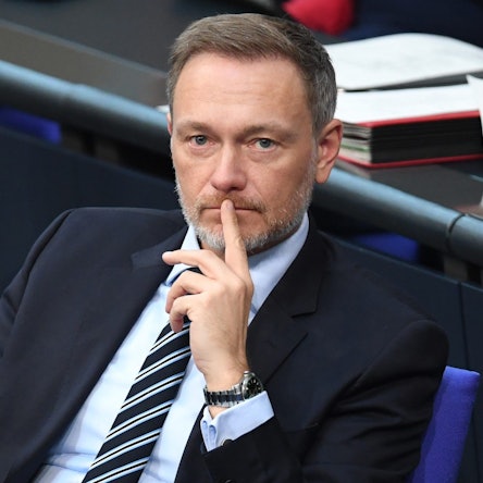 Christian Lindner (FDP), Bundesfinanzminister, sitzt auf der Regierungsbank im Bundestag.