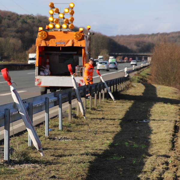 Schon am Tag nach dem schweren Unfall mit einem Auto in der Sülz ist die Schutzplanke wieder aufgebaut. Straßenwärter entfernen die Warnbaken.