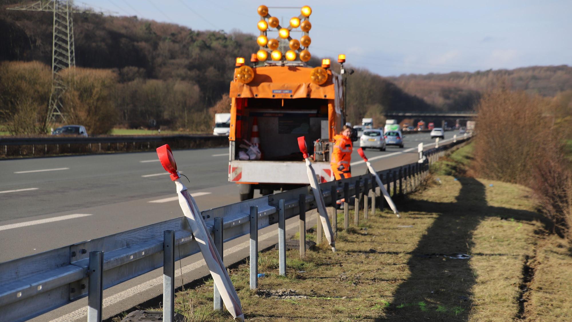 Schon am Tag nach dem schweren Unfall mit einem Auto in der Sülz ist die Schutzplanke wieder aufgebaut. Straßenwärter entfernen die Warnbaken.