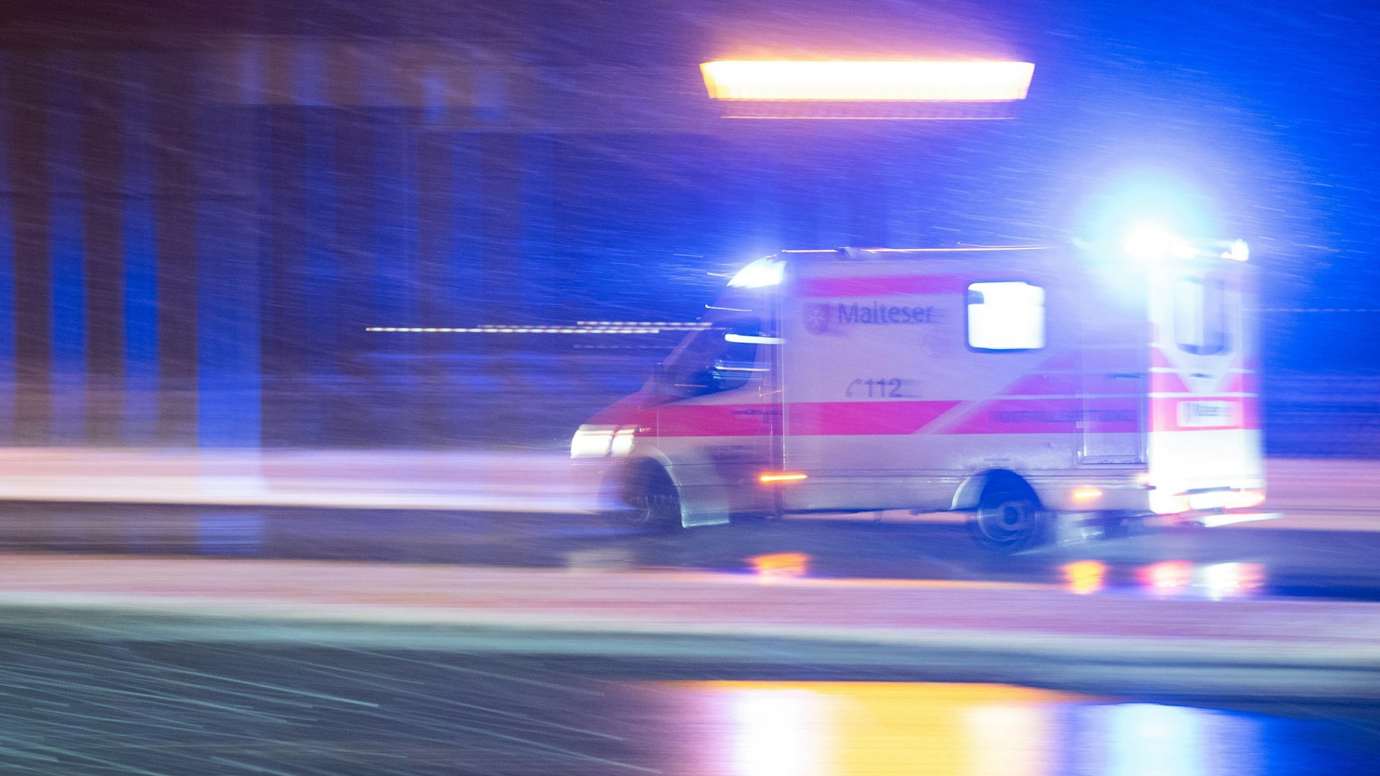 Bei einem Unfall mit einem Krankenwagen sind in der Nähe von Rotenburg (Wümme) mehrere Menschen verletzt worden (Symbolbild).