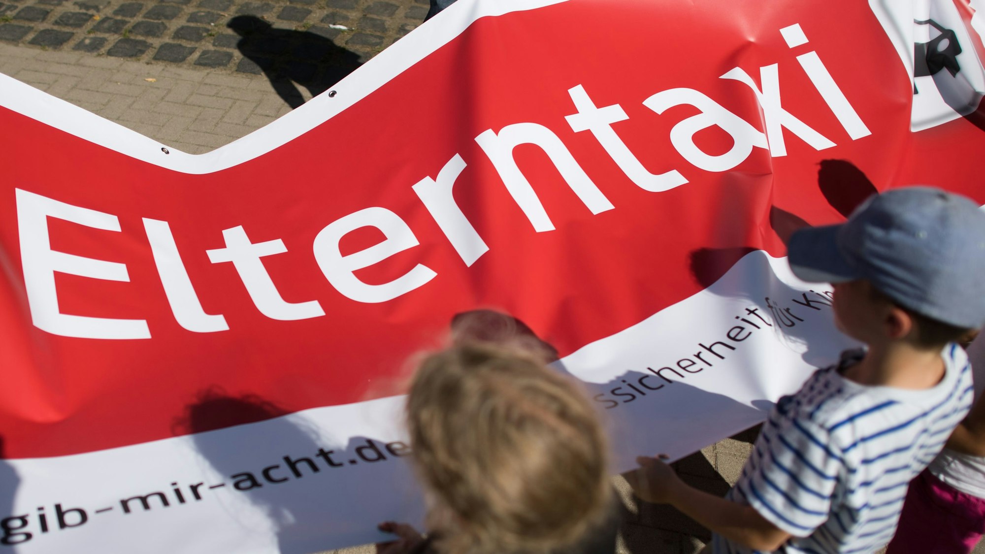 Transparent mit der Aufschrift Elterntaxi.