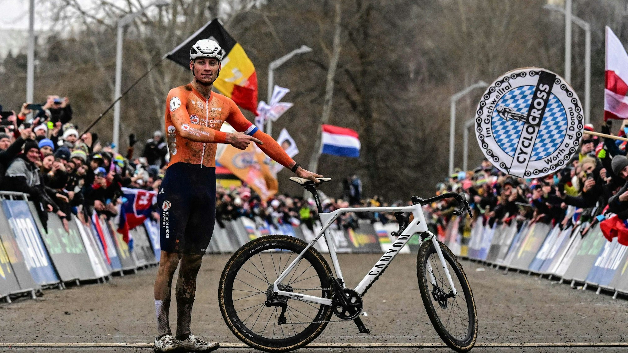 Schlamm auf den Schuhen, den Socken, den Beinen, den Armen, im Gesicht und auf dem Rad: Mathieu van der Poel nach seinem WM-Sieg in Tabor.