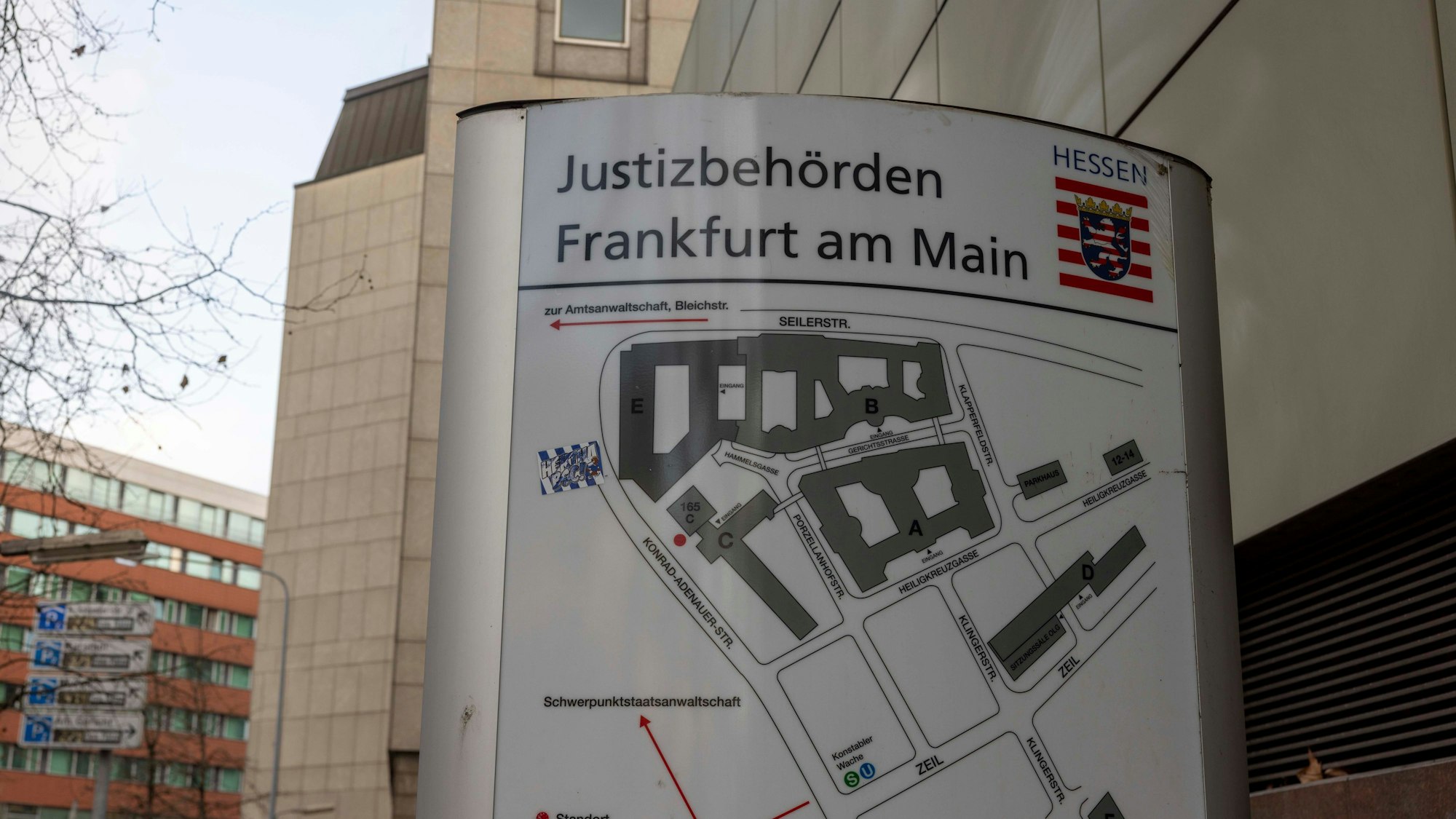 ARCHIV - 25.01.2024, Hessen, Frankfurt/M.: Justizbehörden Frankfurt am Main steht auf einem Schild vor dem Frankfurter Landgericht. (zu dpa: «Tod nach Schönheitsoperation - Urteil gegen Frauenarzt erwartet») Foto: Helmut Fricke/dpa +++ dpa-Bildfunk +++