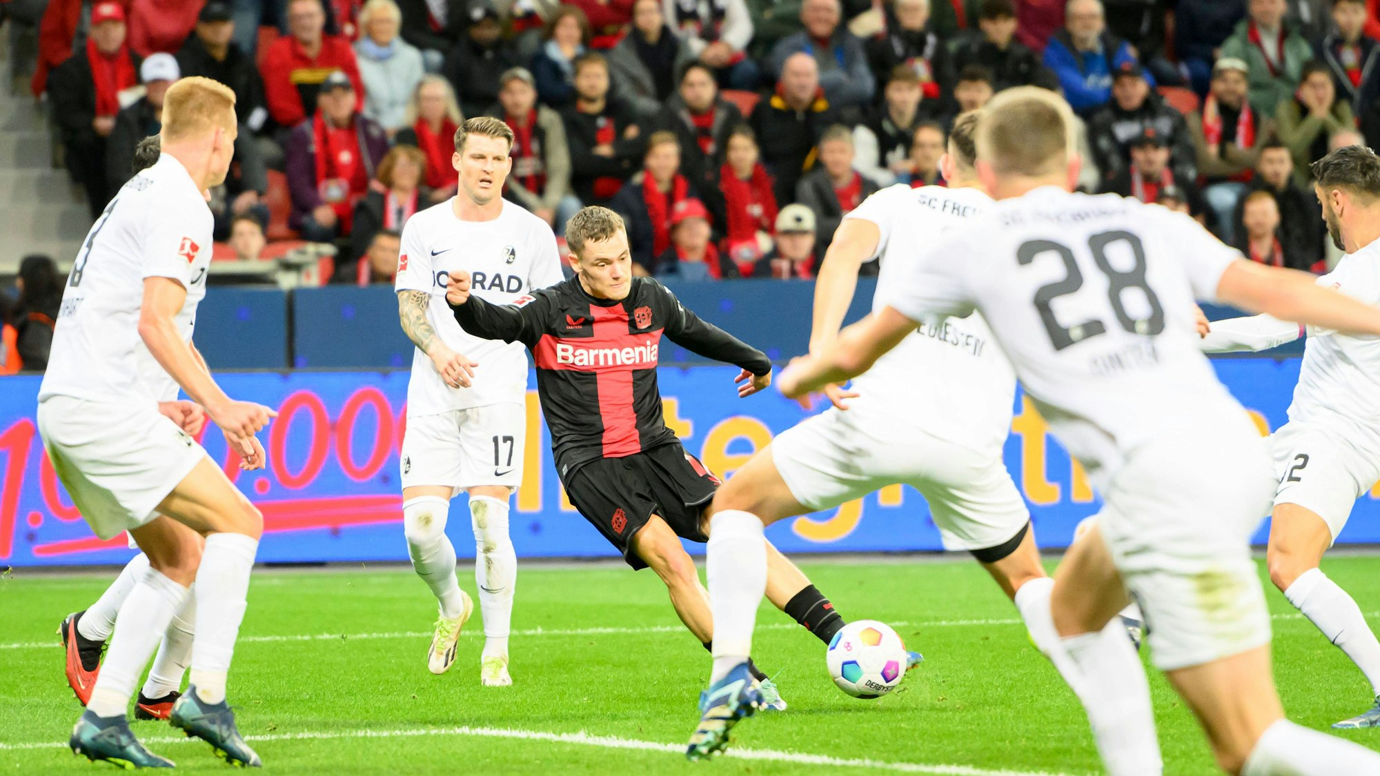 Florian Wirtz schießt das Tor zum 1:0 gegen den SC Freiburg