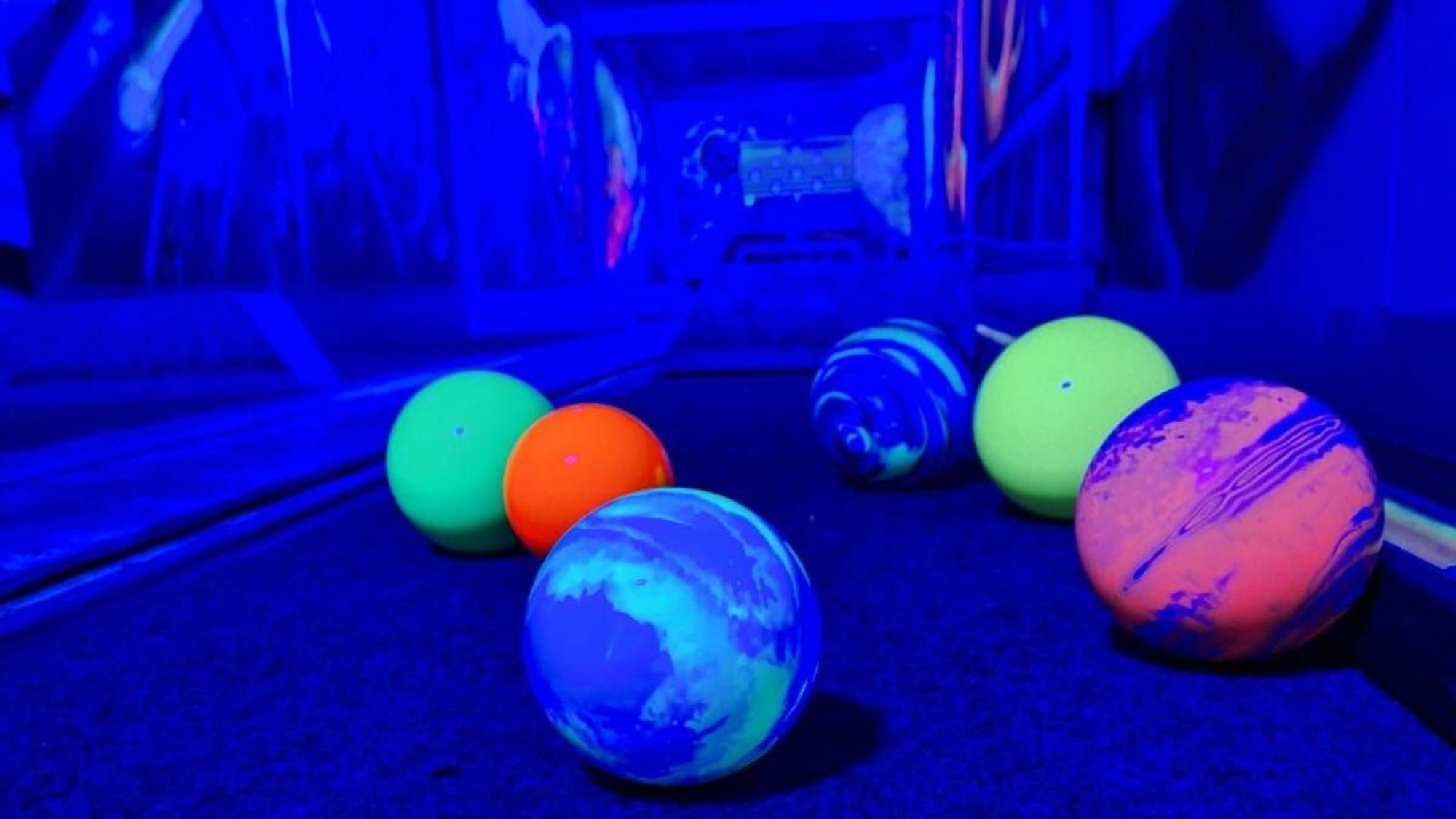 Schwarzlichtkegelbahn im Tresörchen in Köln.
