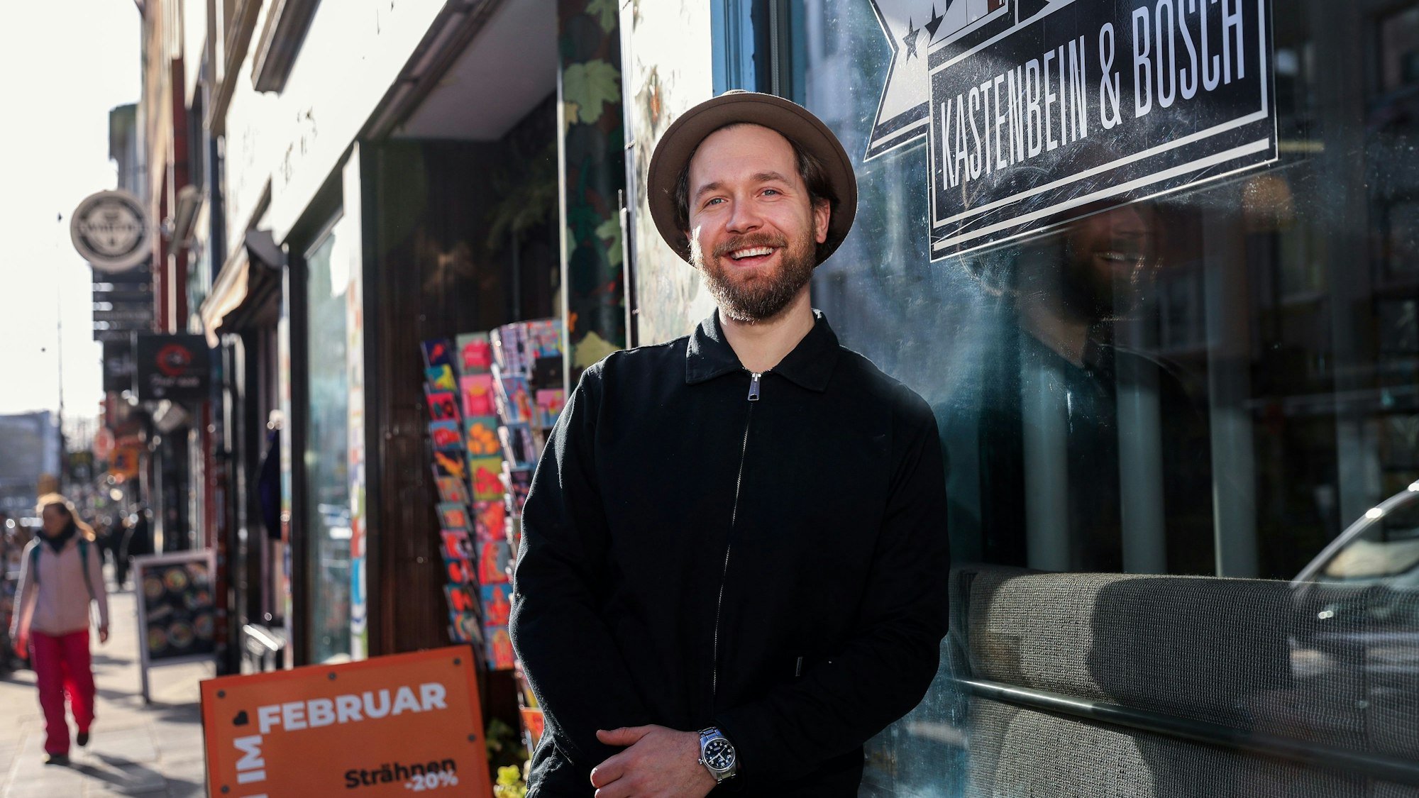 Thiemo Eisner, Betriebsleiter beim Friseur Kastenbein und Bosch auf der Zülpicher Straße, hat jedes Jahr mit enormen Umsatzeinbußen zu kämpfen.