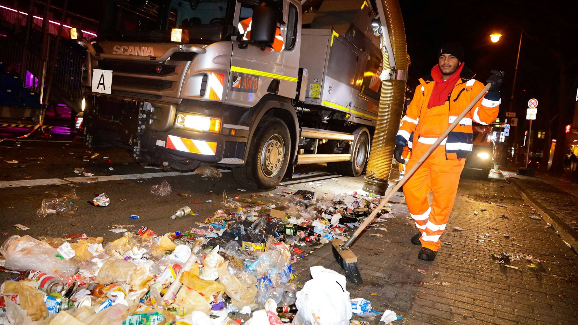 20.02.2023,Köln: Karnevalszug Rosenmontag 2023. AWB räumt am Hohenzollernring auf. Foto:Dirk Borm