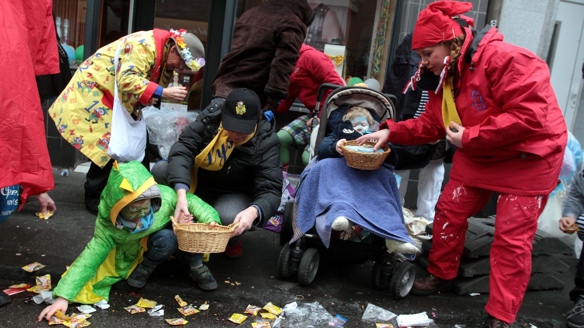 Kamelle sammeln beim Rosenmontagszug.