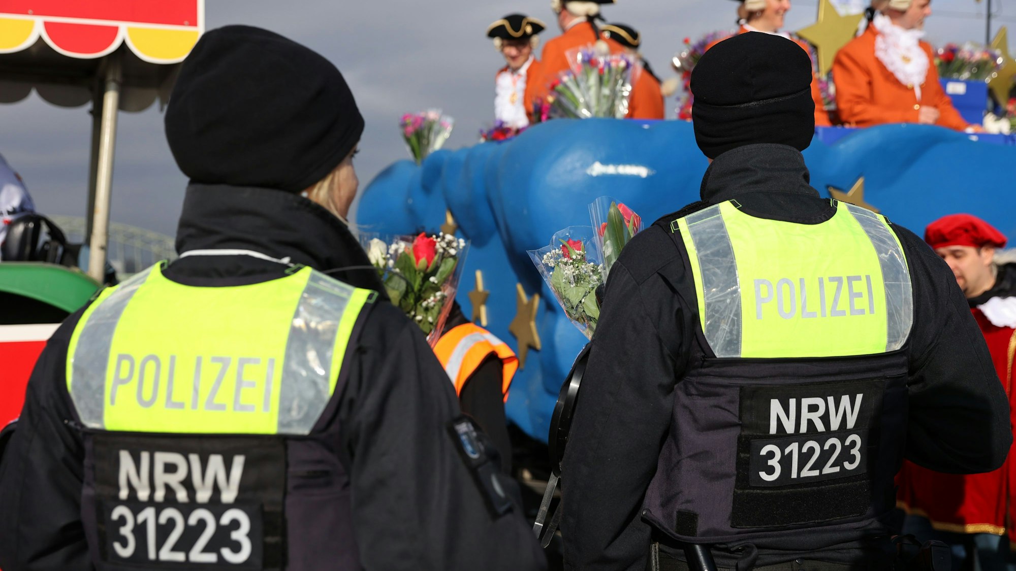 Jedes Jahr sichert die Kölner Polizei den Rosenmontagszug ab. In diesem Jahr begeisterte eine Beamtin die Menge mit einer kurzen Tanzeinlage. (Archivbild)