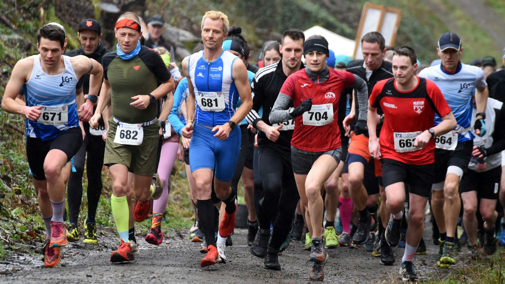 Nach dem Start nehmen die Läufer den ersten Anstieg auf die zehn Kilometer lange Strecke des Meerhardt Extreme.