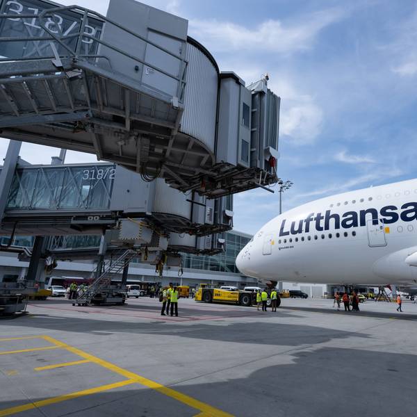 Eine Lufthansa-Maschine des Typs Airbus A380 auf dem Flughafen München (Symbolbild). Für Mittwoch, 7. Februar, hat Verdi zu einem Streik bei der Lufthansa aufgerufen.