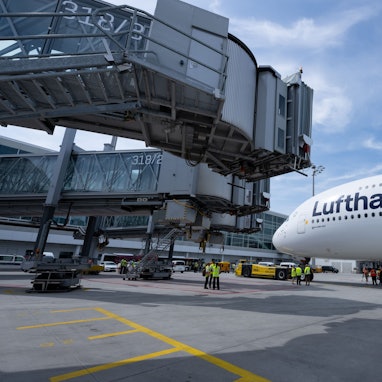 Eine Lufthansa-Maschine des Typs Airbus A380 auf dem Flughafen München (Symbolbild). Für Mittwoch, 7. Februar, hat Verdi zu einem Streik bei der Lufthansa aufgerufen.