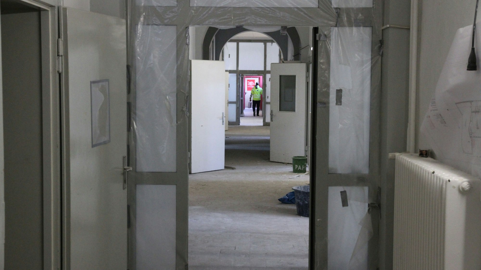 Blick in den langen Flur des VHS-Studiengebäudes, das gerade renoviert wird.