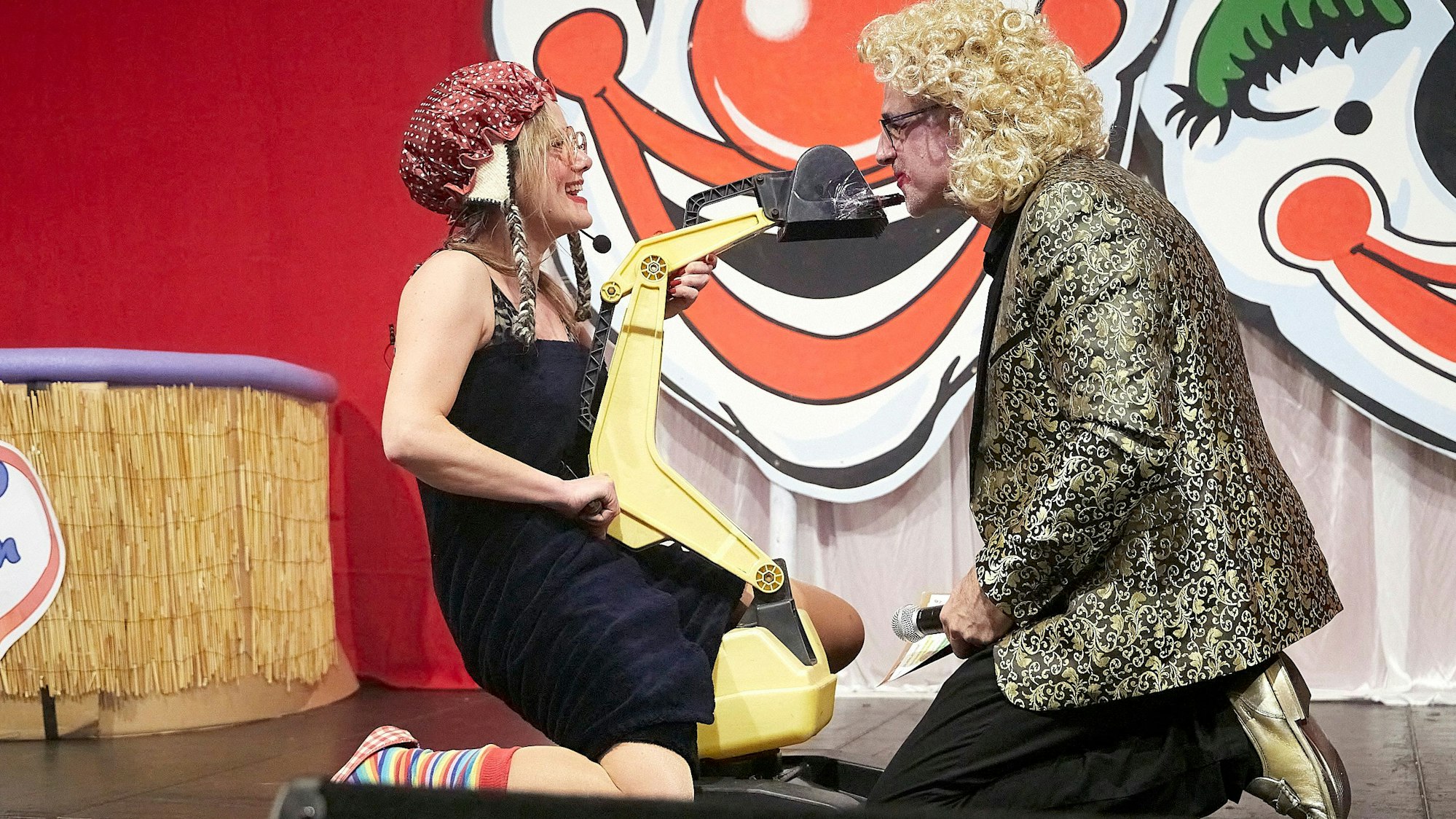 Das Bild zeigt das Floisdorfer Duo, das die berühmte Fernsehsendung persifliert.