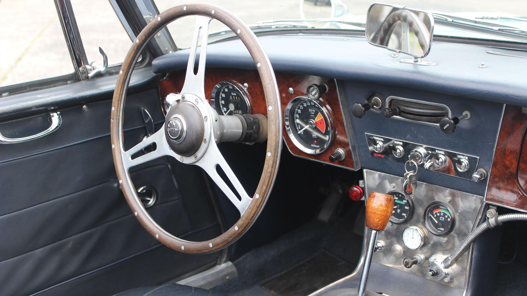 Eng, aber bequem: das Interieur des Healey ist ein Traum in Walnuss-Holz, wird zuweilen aber sehr warm.