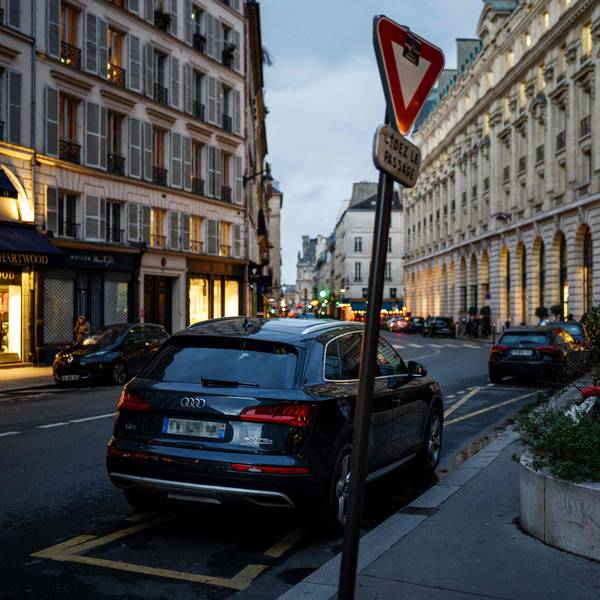 Ein geparkter SUV in Paris während der Abstimm