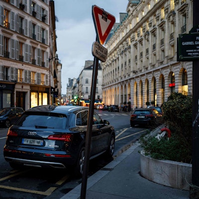 Ein geparkter SUV in Paris während der Abstimm