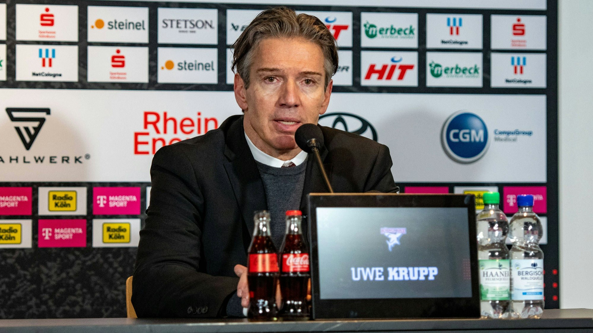 Egal ob Angriff, oder Vereidigung: KEC-Coach Uwe Krupp will den besten Profi, der für die Haie zu haben ist, nach Köln holen.
