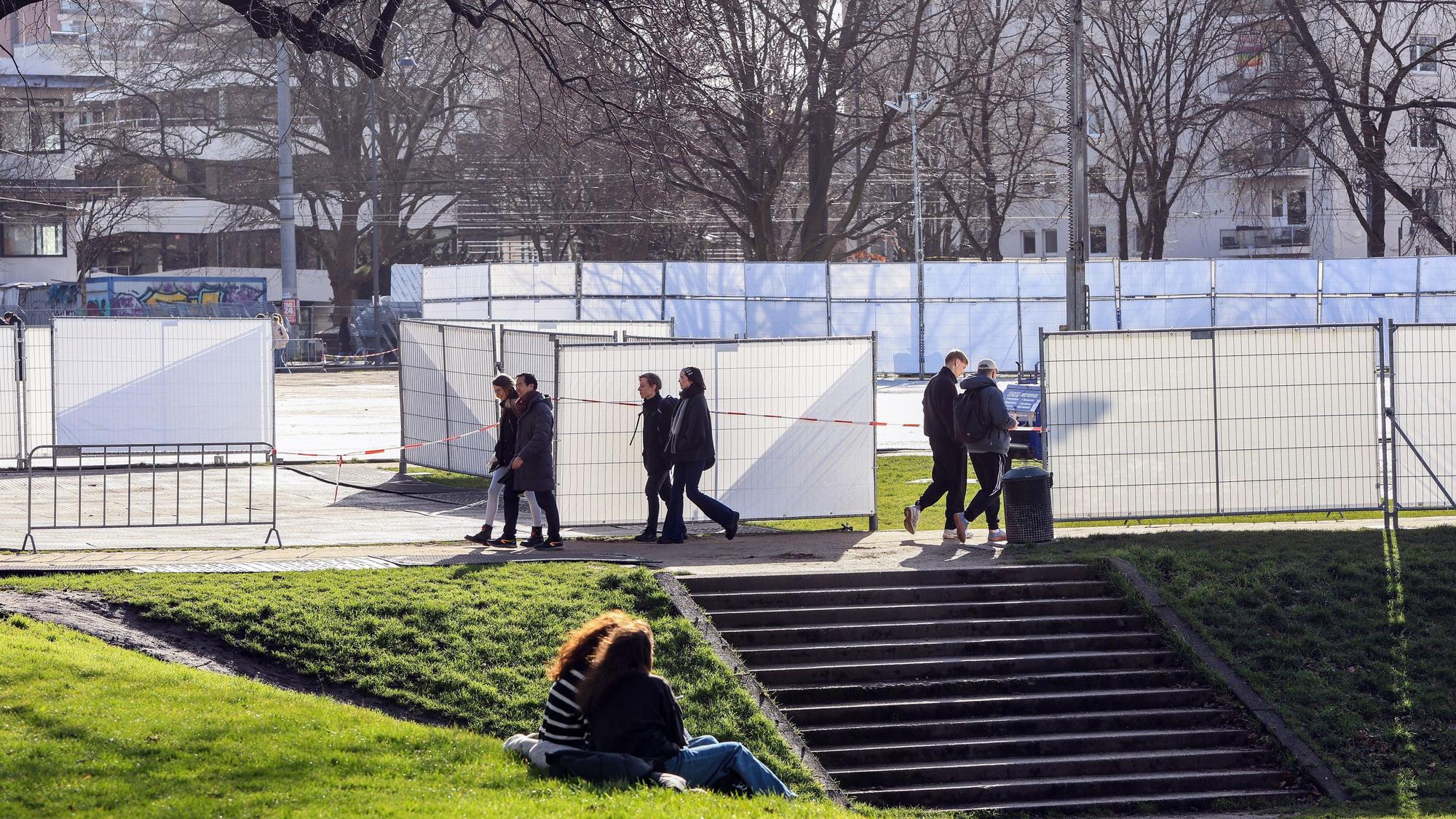 Mit Albdeckplatten und Absperrungen soll der Grüngürtel vor den Feiernden an Karneval geschützt werden.